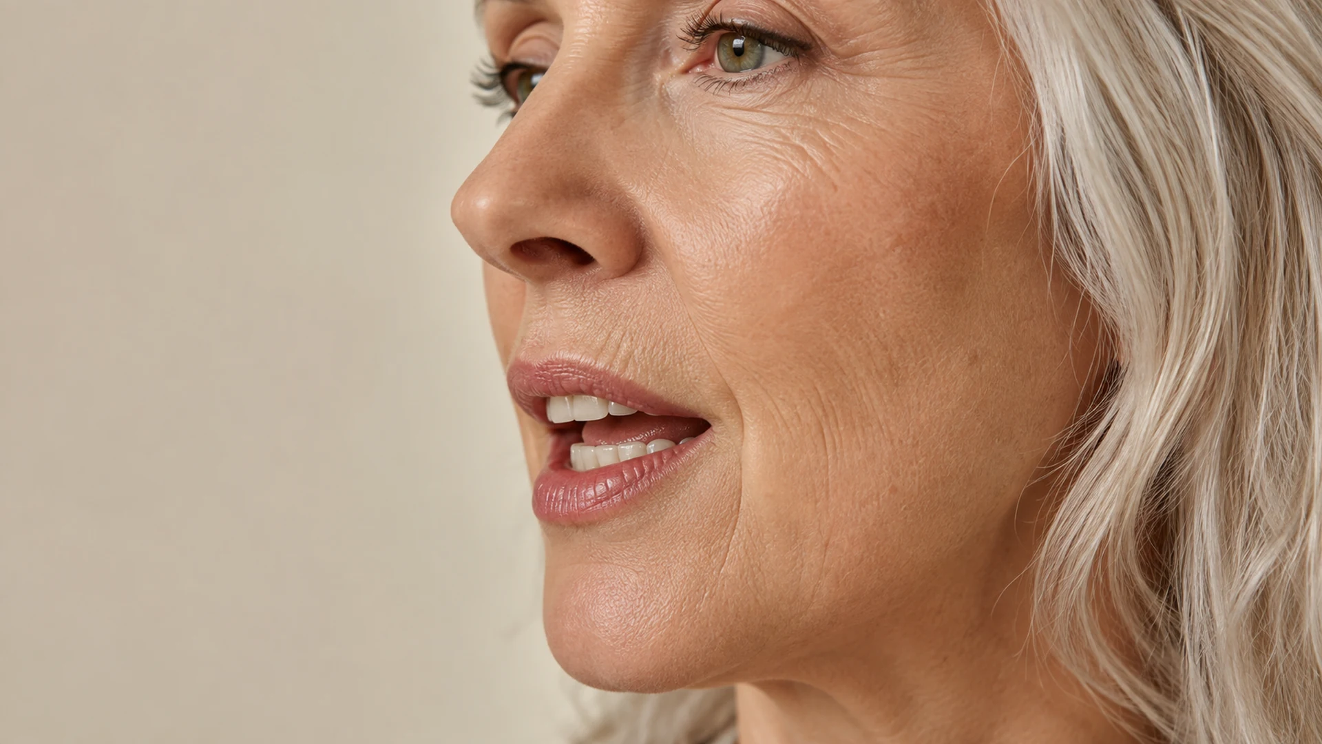 Detalle de los labios y el rostro de una mujer mayor al hablar